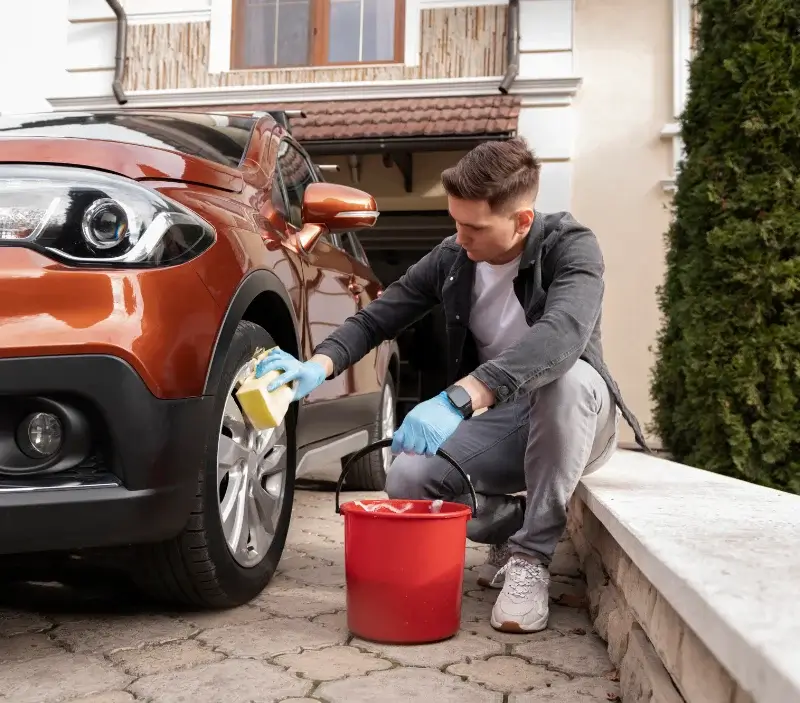 Lavage auto à domicile Bodilis : professionnel intervenant sur un véhicule